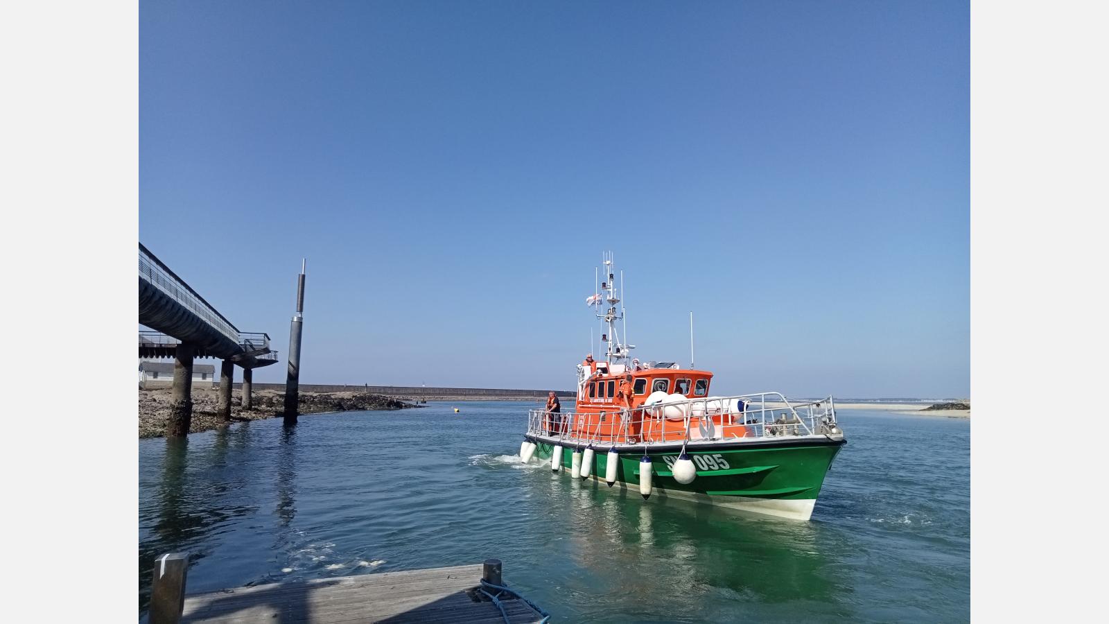 Un grand merci à la SNSM du Croisic qui transporte l'équipe sur le site ©Roxane BOULLARD